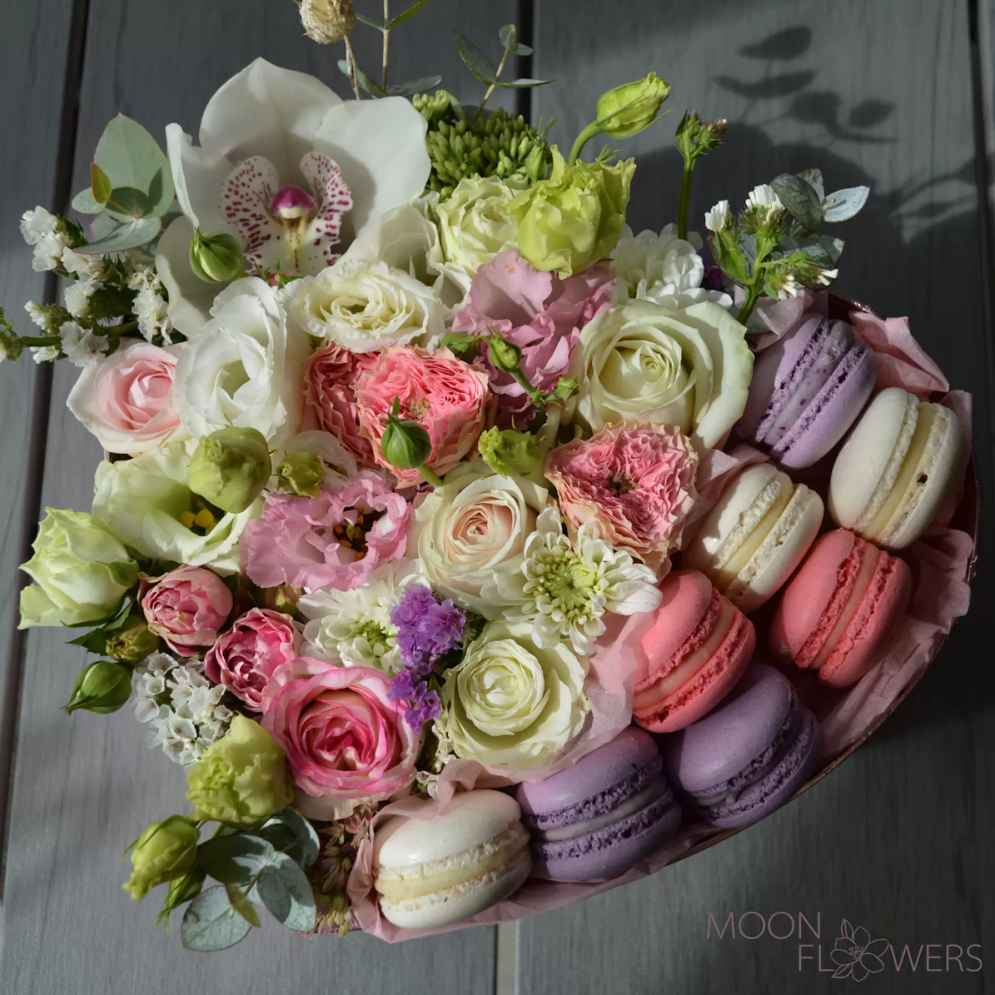 Inima cu flori și macarons (M)