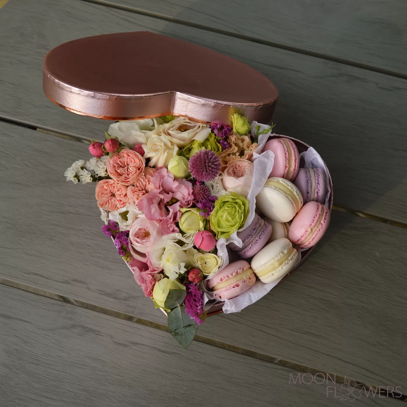 Heart with flowers and macarons (S)