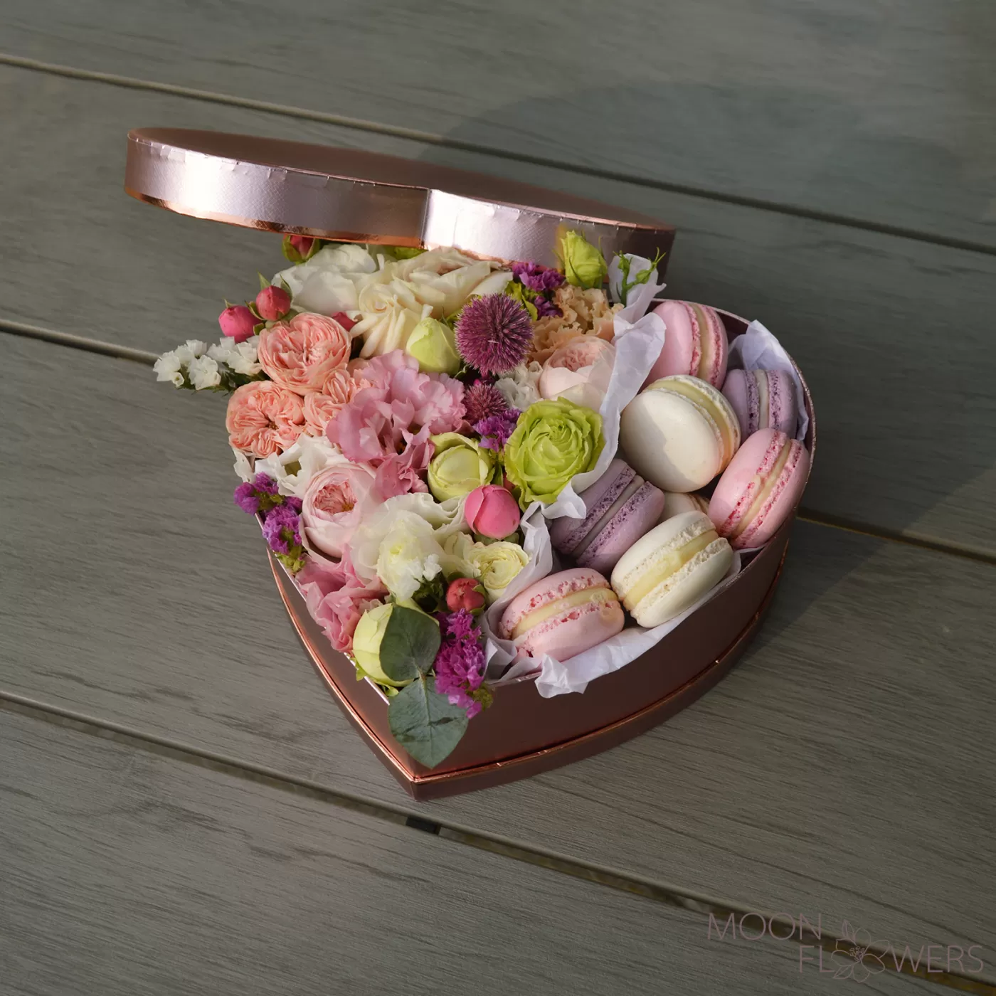 Heart with flowers and macarons (S)