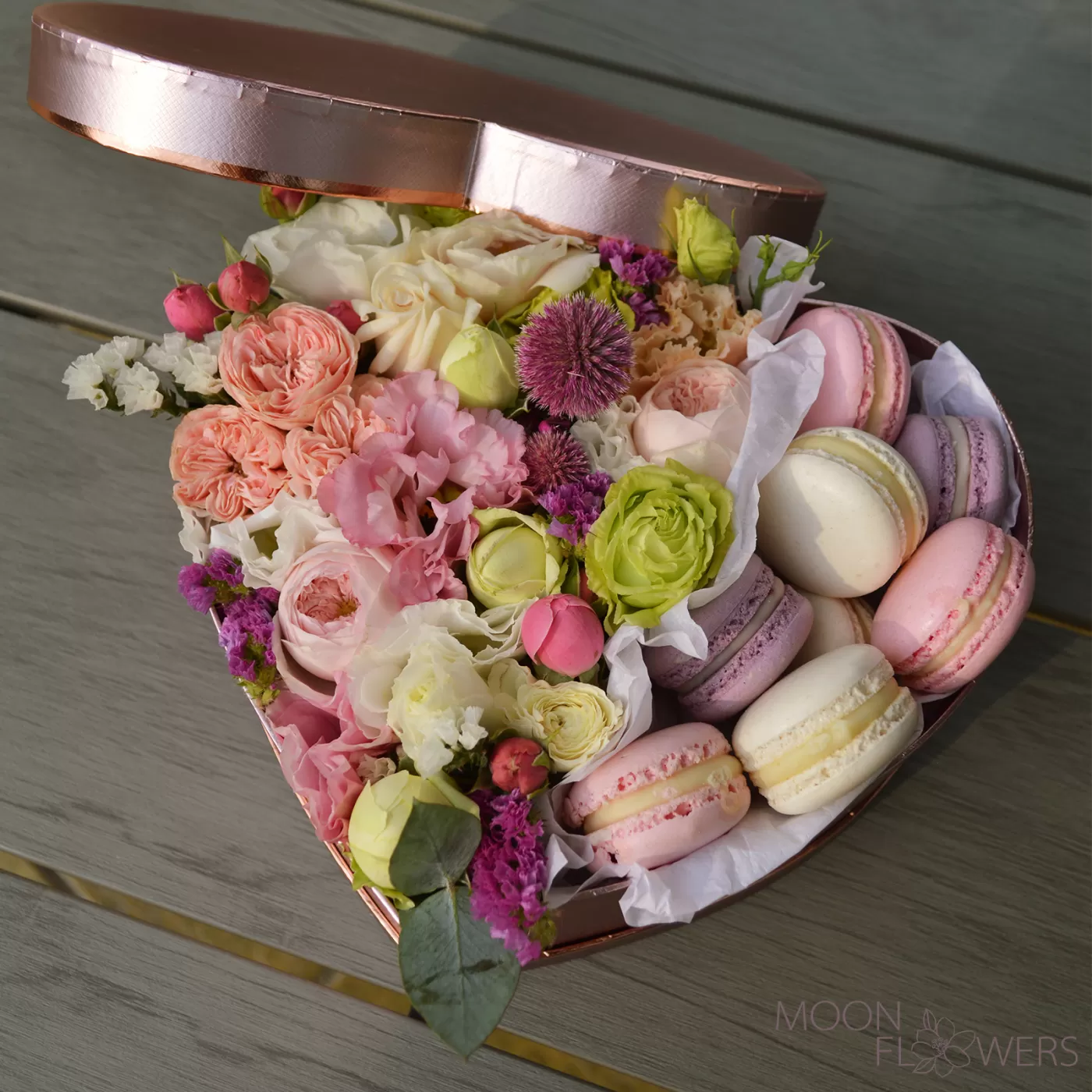Heart with flowers and macarons (S)