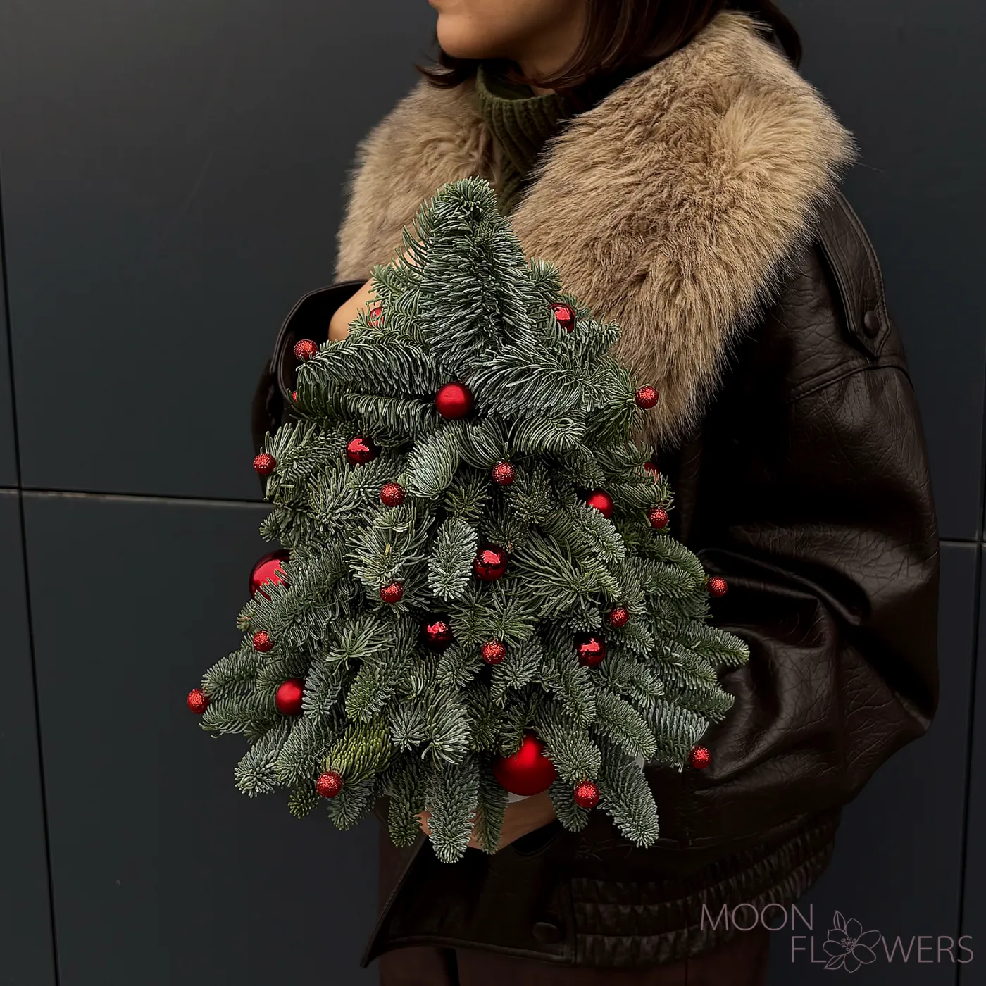 Ёлочка с красными игрушками от MoonFlowers