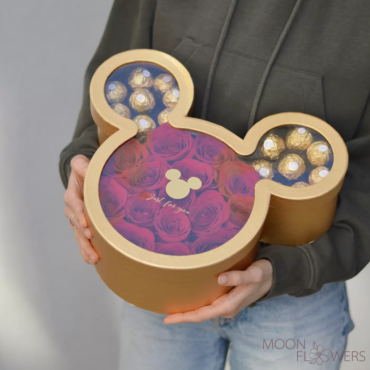 Golden Mickey Mouse box with roses and Ferrero