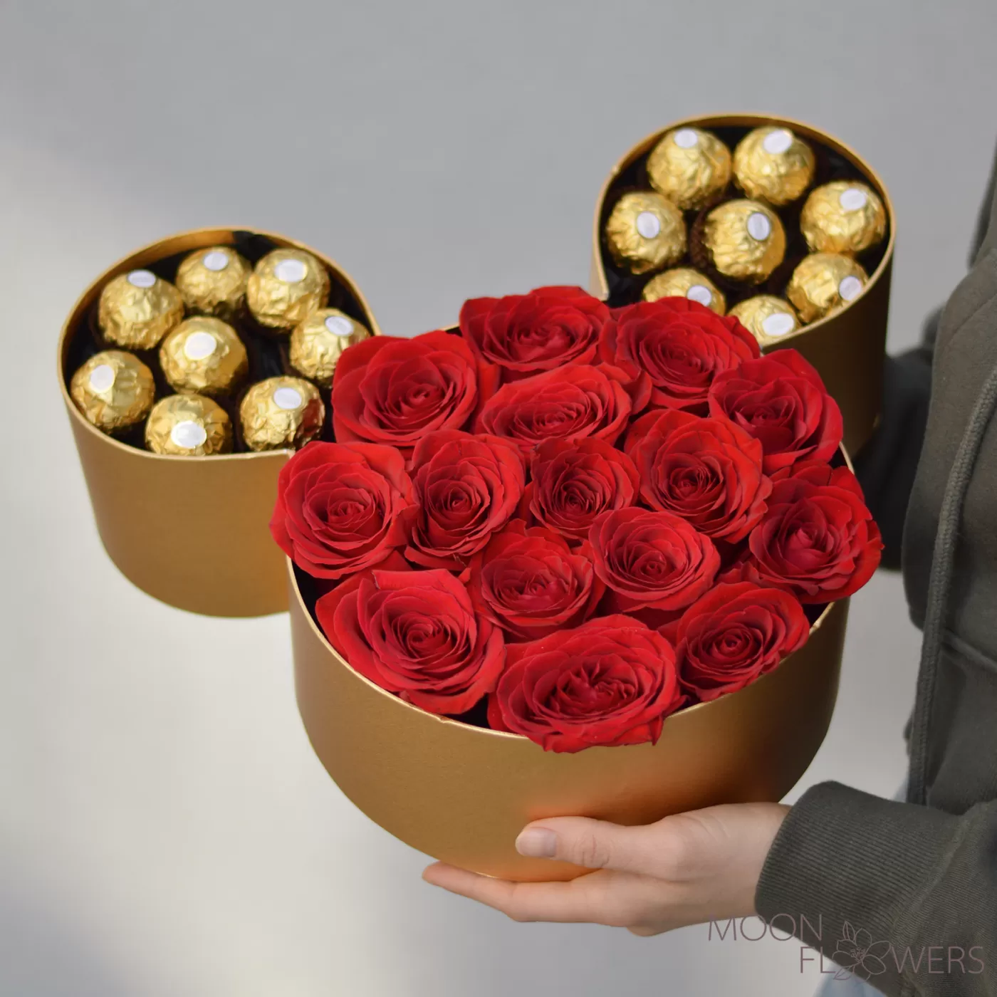 Golden Mickey Mouse box with roses and Ferrero