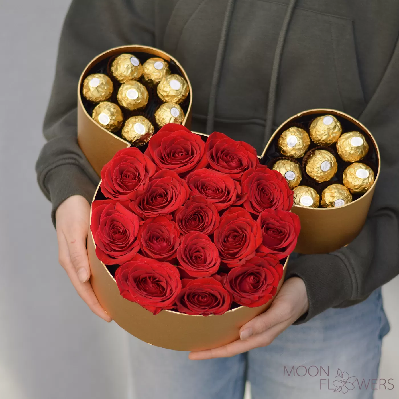 Golden Mickey Mouse box with roses and Ferrero